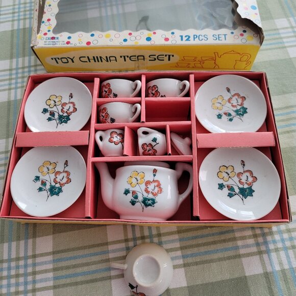 Vintage Child's Porcelain  China Tea Set -  1970's - Picture 2 of 6